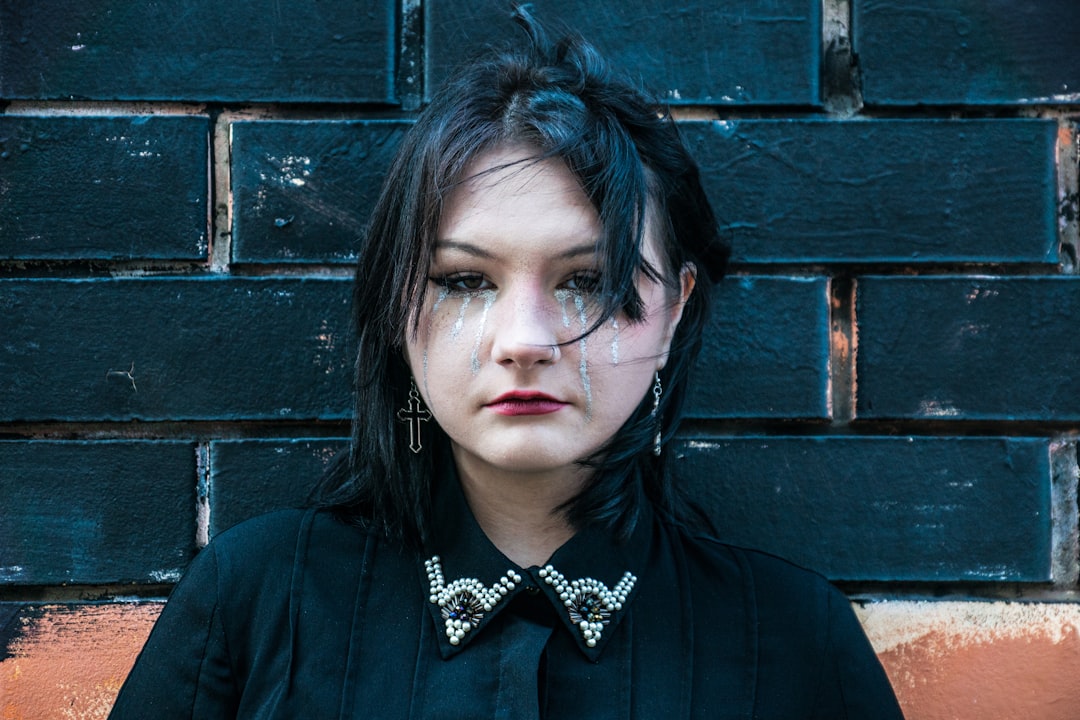 How to Achieve Edgy and Elegant Makeup: Gothic Style Guide